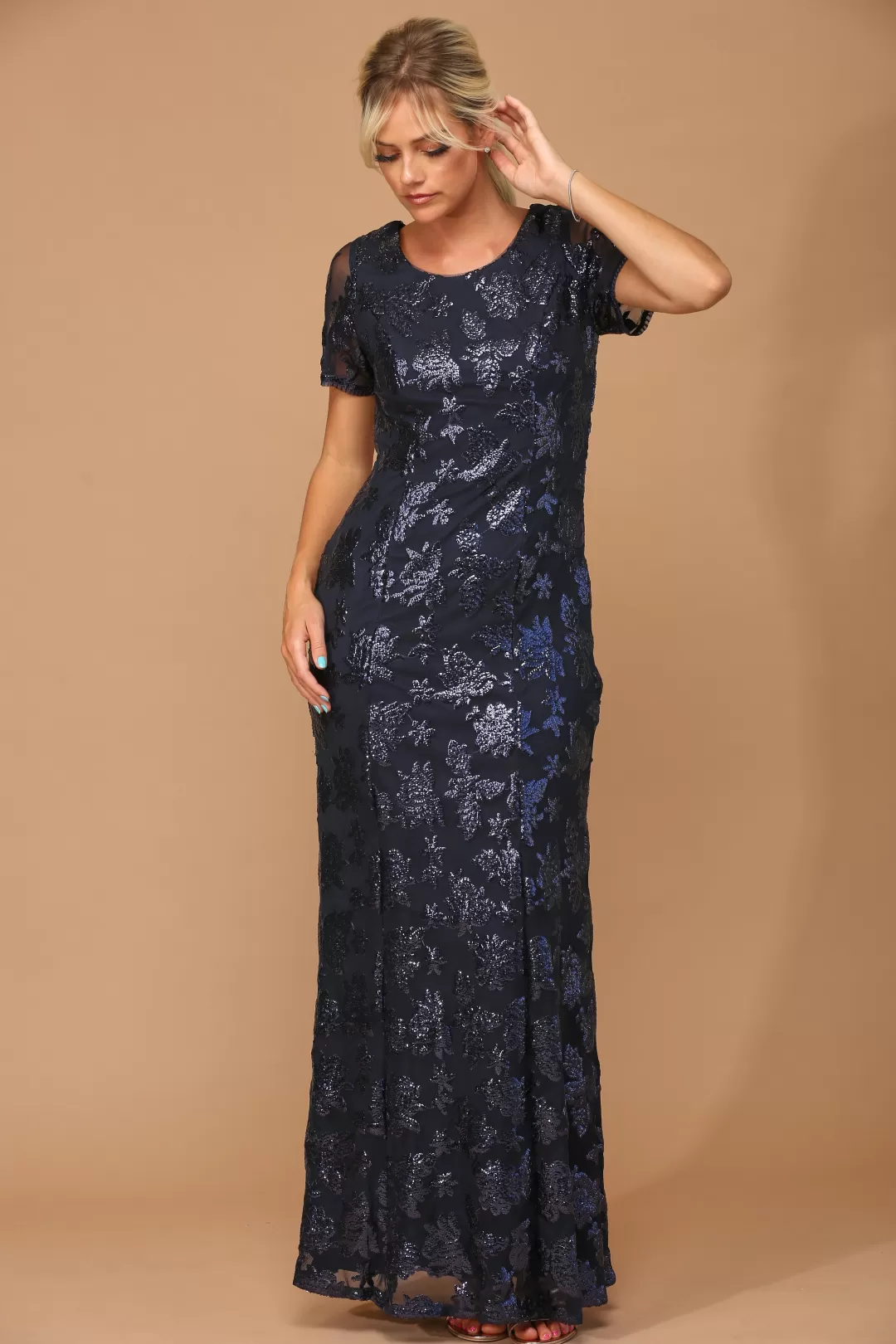 Promo éclair : Robe de soirée à manches courtes étincelante - Modèle 3456  
Toniques nuances : bordeaux, gris, champagne, marine, mauve  
Détails pailletés pour une élégance festive