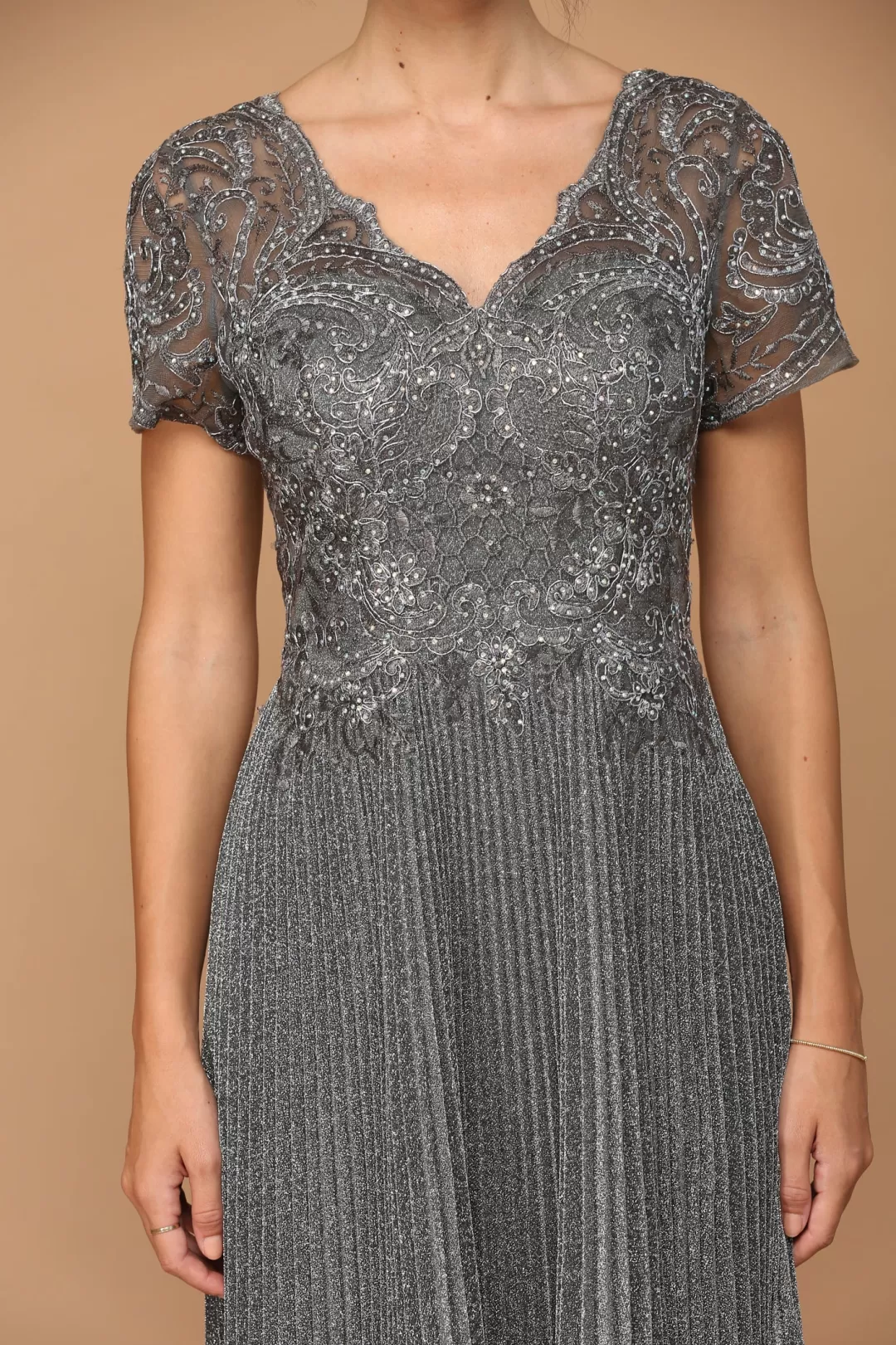 Robe de soirée argentée à manches courtes ajustées - Élégance brillante par TP Kjoler