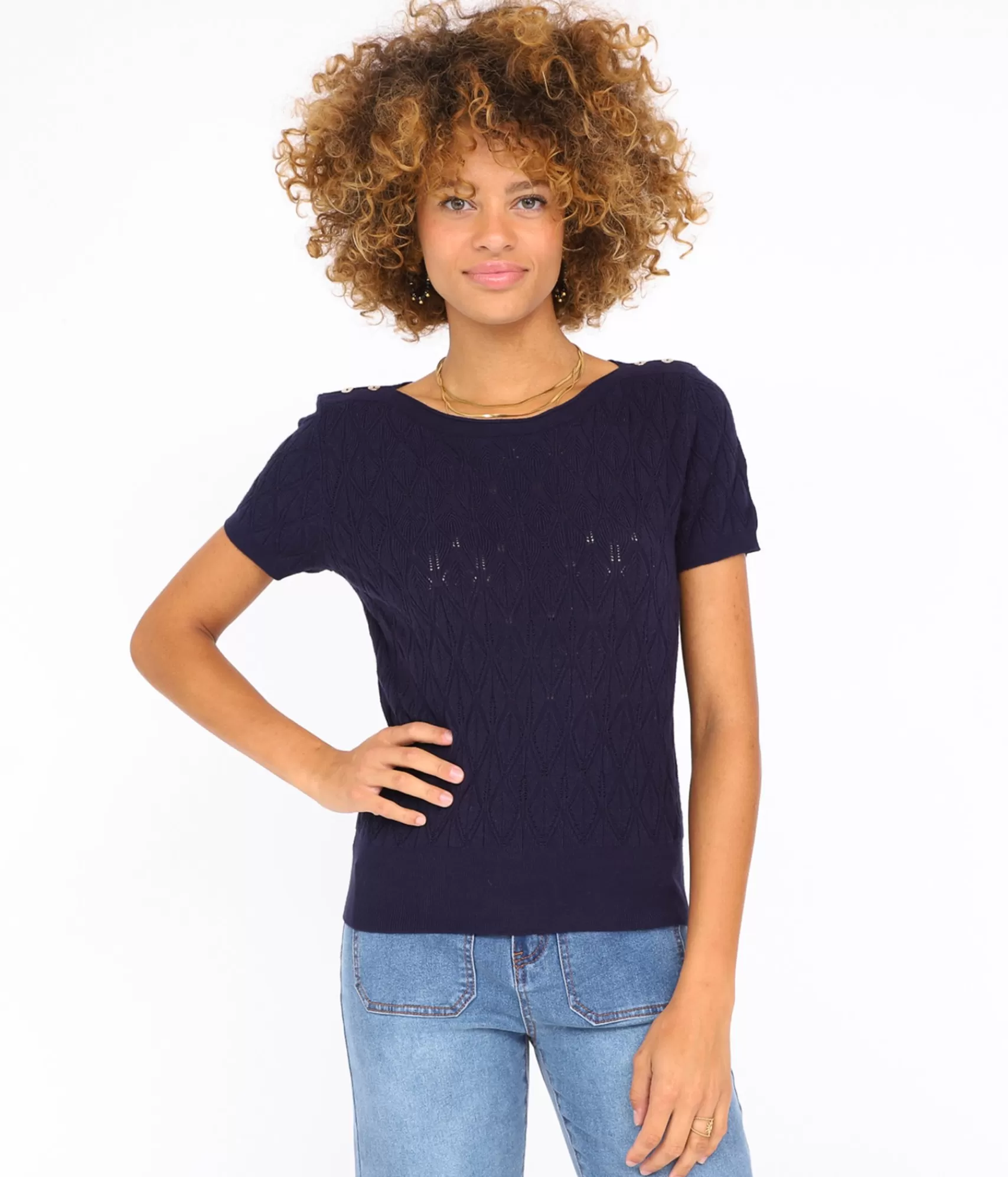 Élégance Urbaine - T-shirt EDJI Modèle Elane | Coupe Confortable en Coton Bio | Collection Printemps-Été 2024