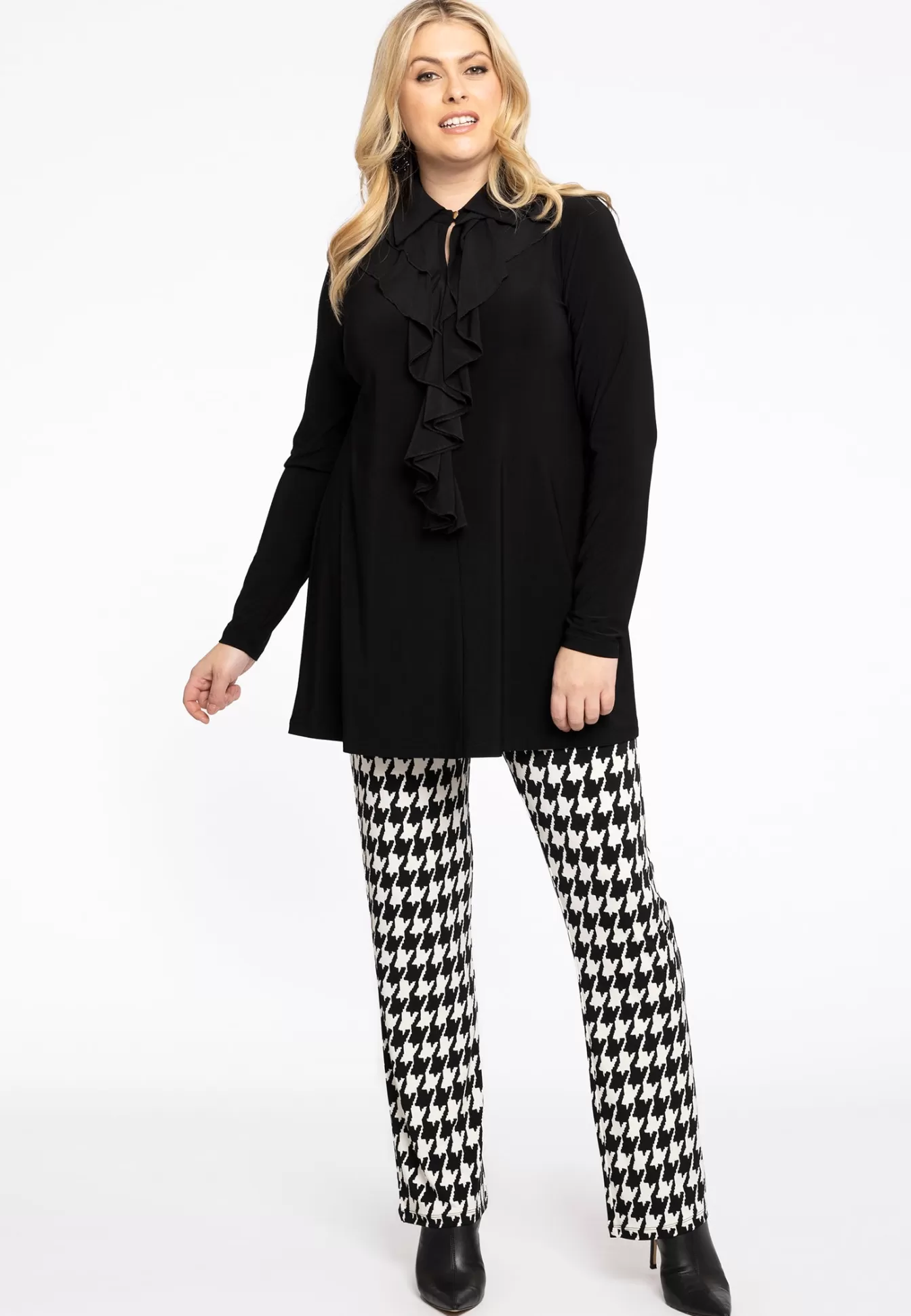 Robe sophistiquée YOEK à plissés artistiques - Noir Dolce, pièce intemporelle pour élégance quotidienne