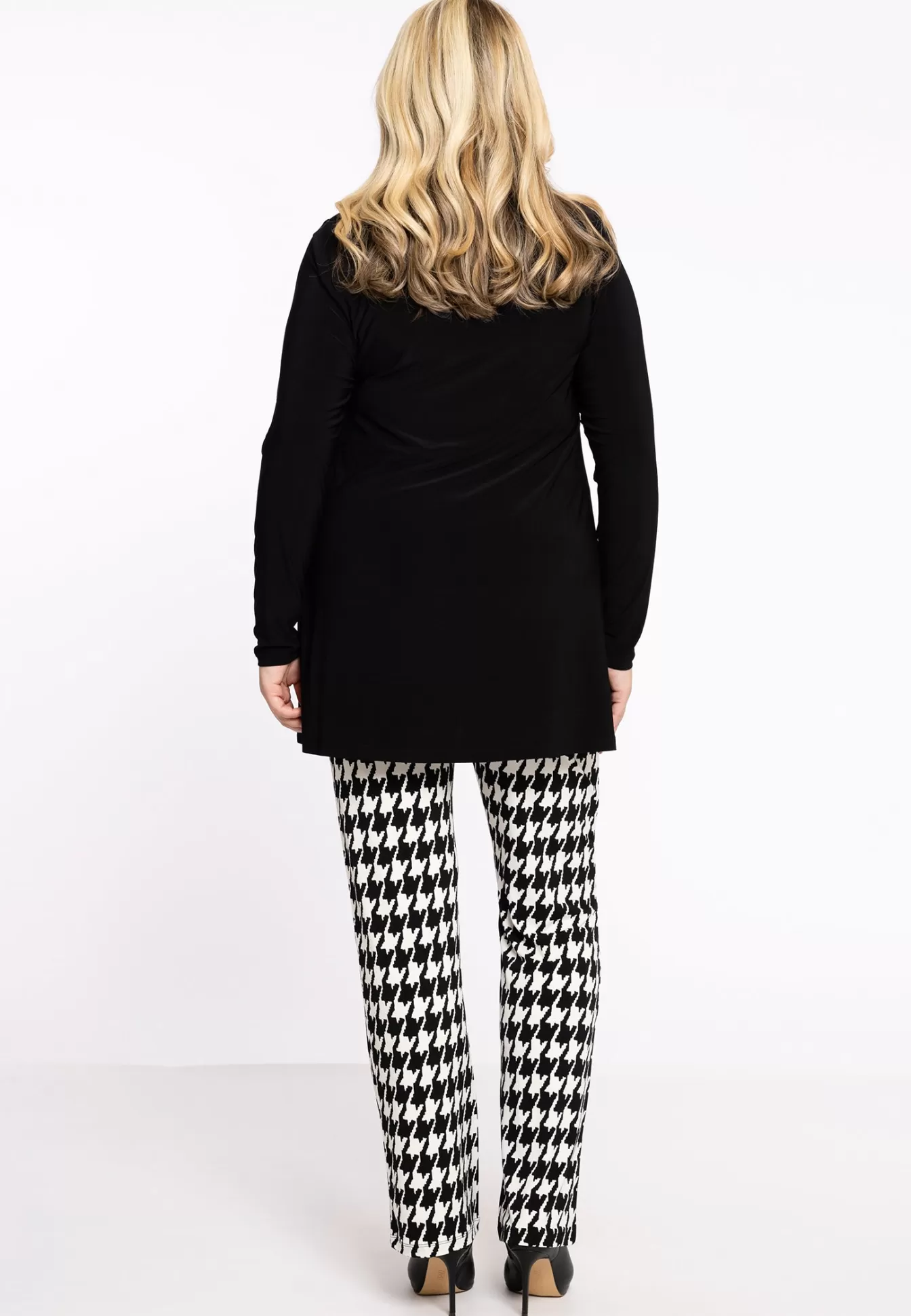 Robe sophistiquée YOEK à plissés artistiques - Noir Dolce, pièce intemporelle pour élégance quotidienne